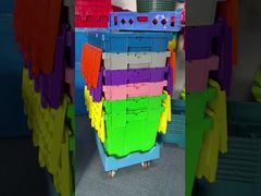 Cómo apilar cajas de plástico con tapas en muñecas para operaciones de almacén más rápidas