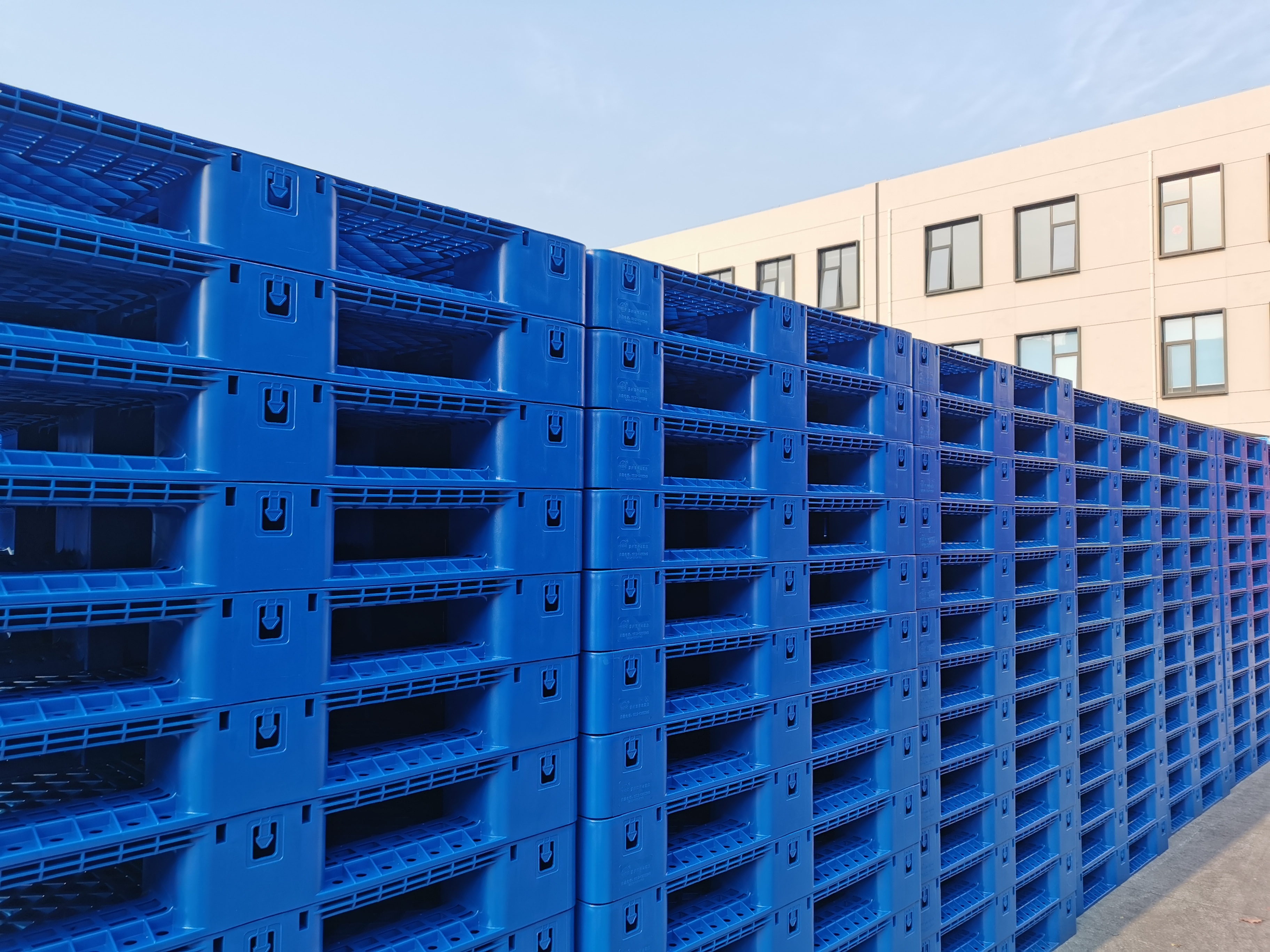 Últimos blogs de la empresa sobre Por qué los palets de plástico están revolucionando la industria logística