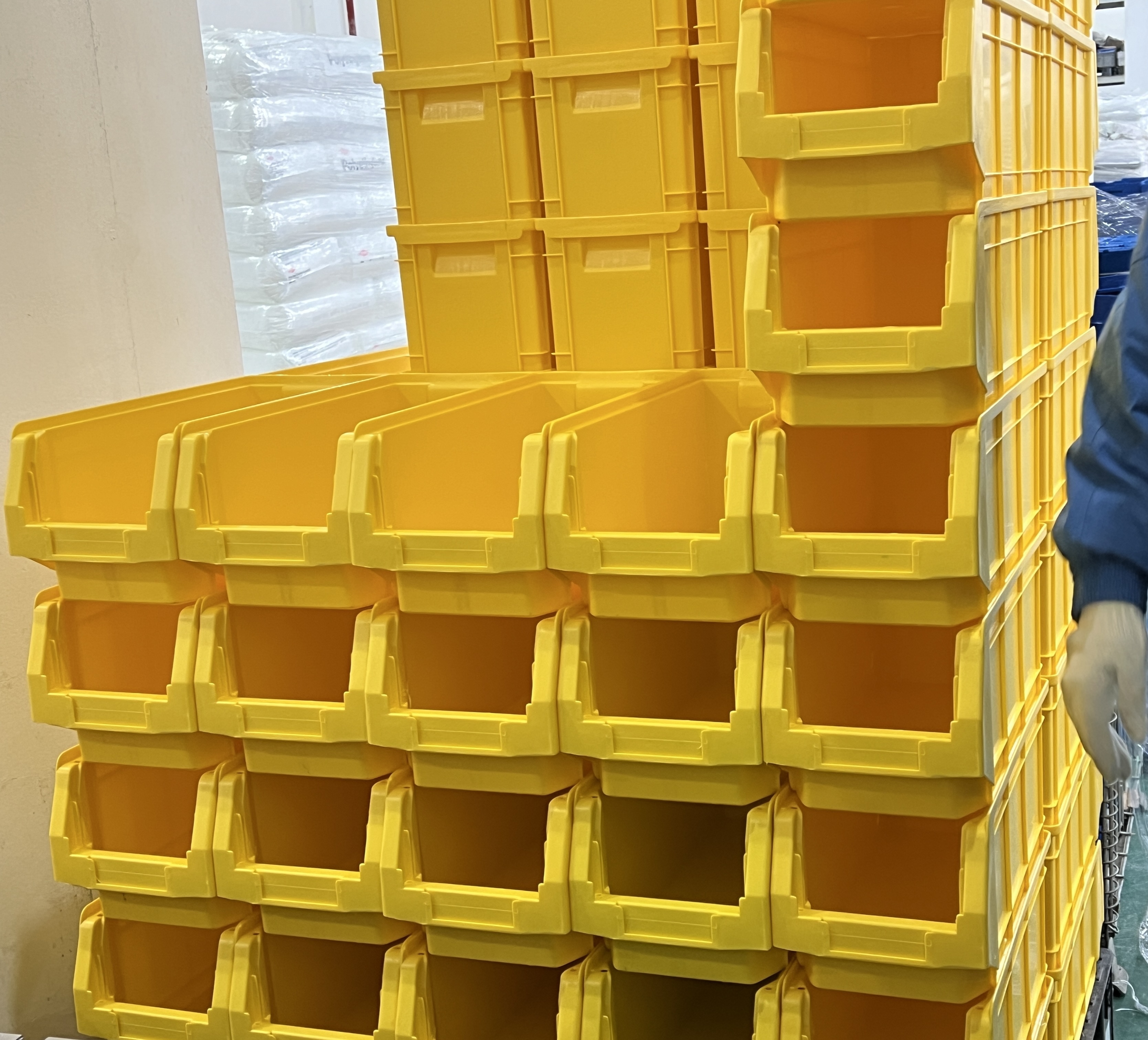 Últimos blogs de la empresa sobre Maximice la eficiencia del almacén con contenedores de estantes de plástico apilables y colgables
